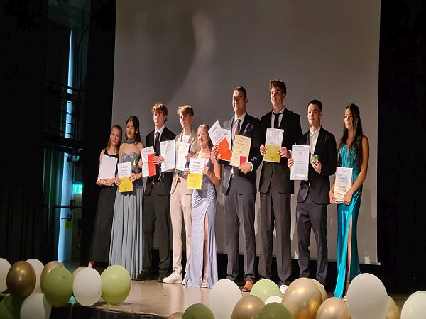 Die Preisträgerinnen und Preisträger von links: Vera Arnst, Jovana Vukovic, Silvain Bricaud, Vincent Reiske, Fabienne Macke, Almir Imeri, Janne Bachmann, John Heissenberger und Giselle Callies (Bild: Sylke Macke)